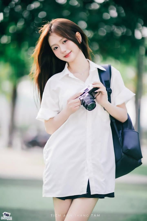 gái xinh mặc áo sơ mi trắng dễ thương