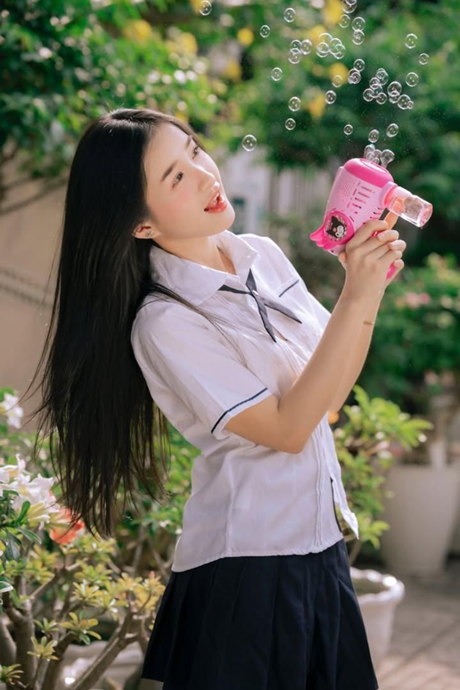 gái xinh mặc áo sơ mi trắng ngọt ngào