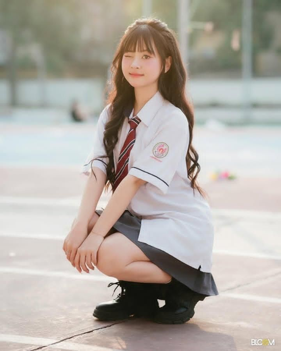 gái xinh mặc áo sơ mi trắng mơ mộng