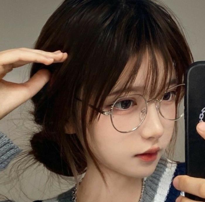 gái xinh búi tóc thấp cute