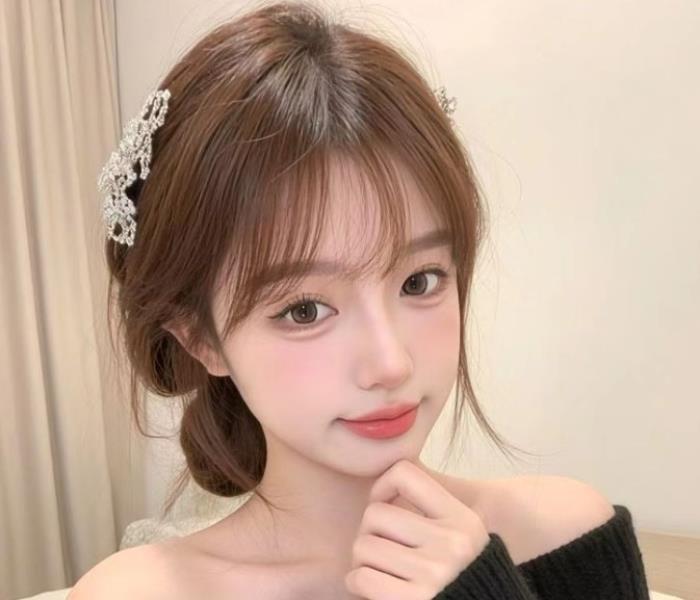 gái xinh búi tóc thấp dễ thương