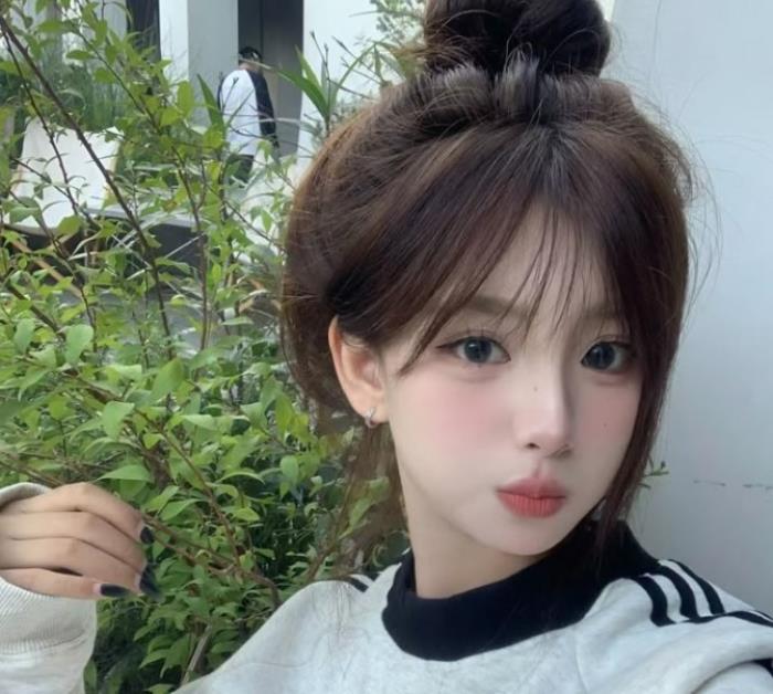 gái xinh búi tóc cao dễ thương