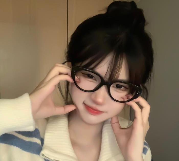 gái xinh búi tóc cao cute