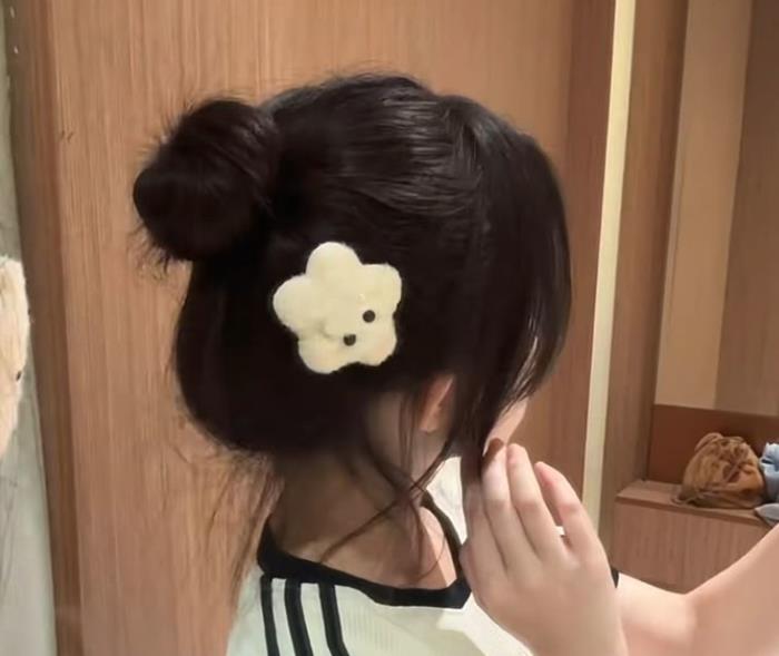 gái xinh búi tóc che mặt dịu dàng