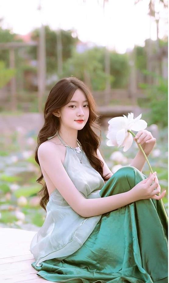 Hình cô gái cầm hoa sen trắng