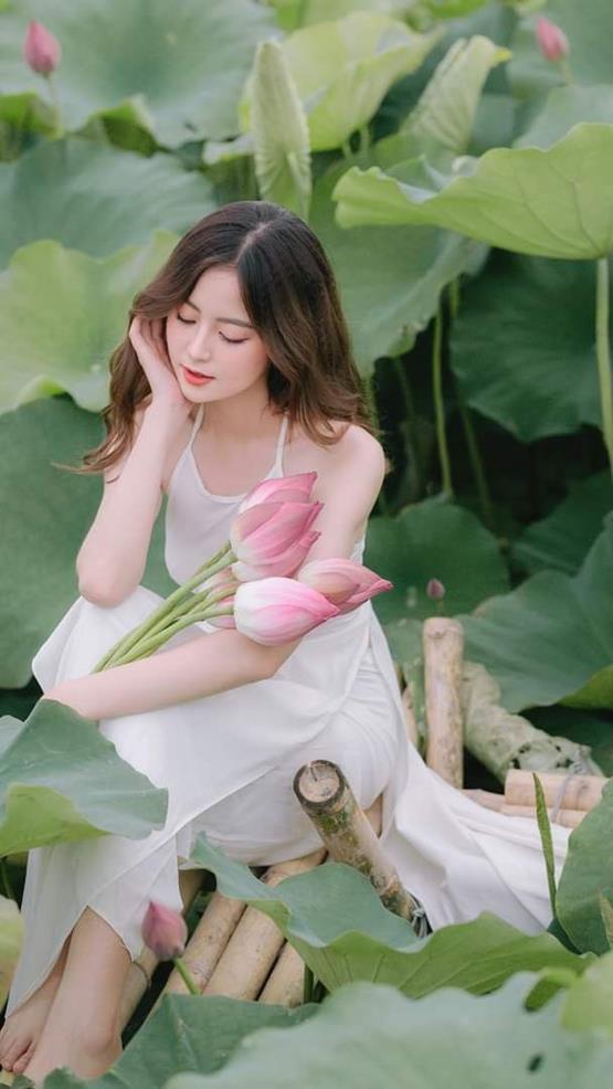 Hình cô gái cầm hoa sen hồng