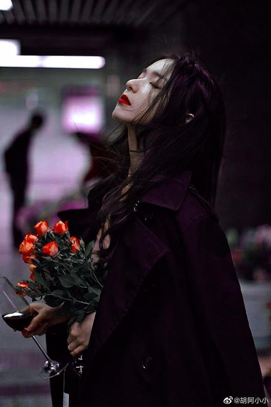 Ảnh cô gái cầm hoa buồn cô đơn