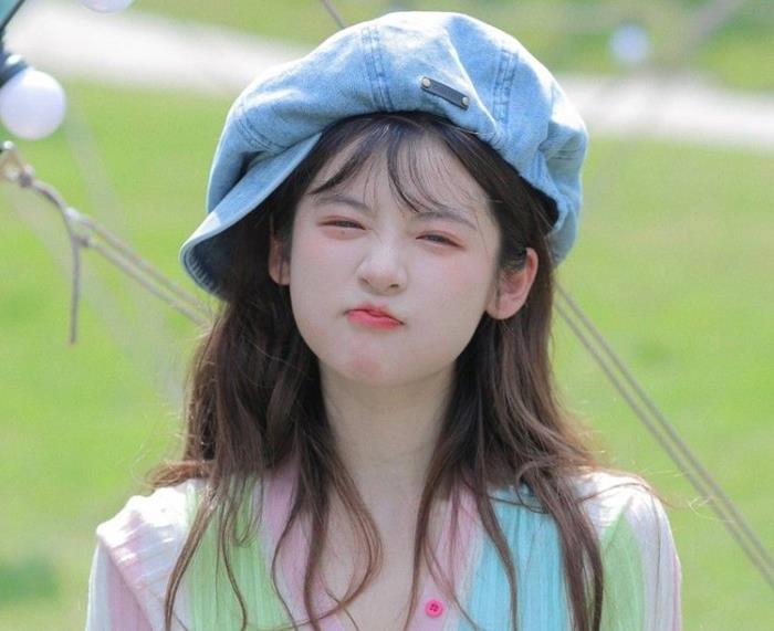 Ảnh gái đẹp tóc dài cute chu mỏ