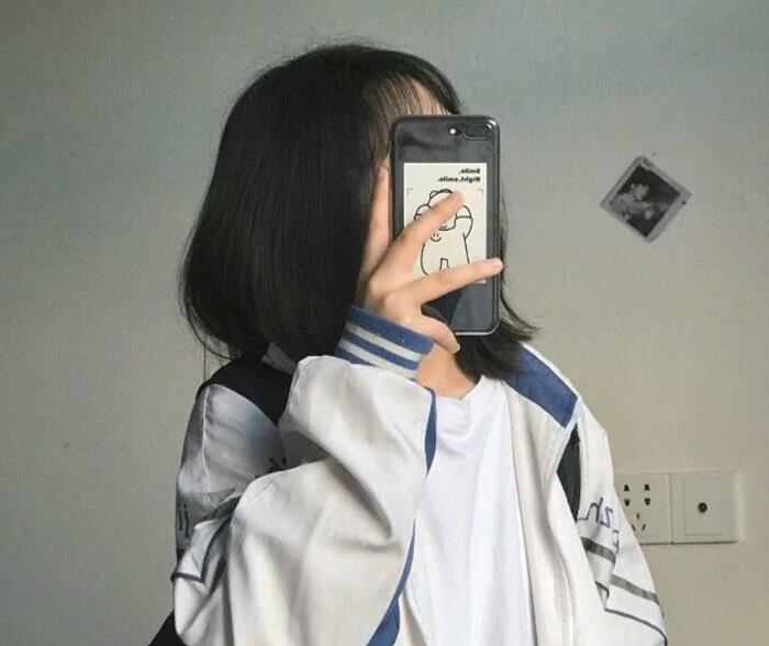 gái xinh tóc ngắn che mặt tinh nghịch