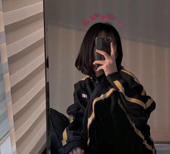 gái xinh tóc ngắn che mặt cute