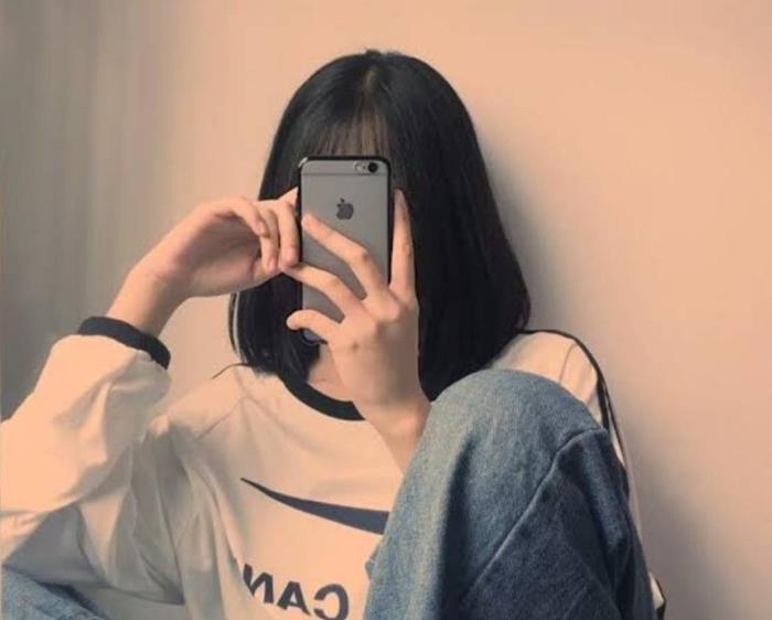 gái xinh tóc ngắn che mặt ngầu