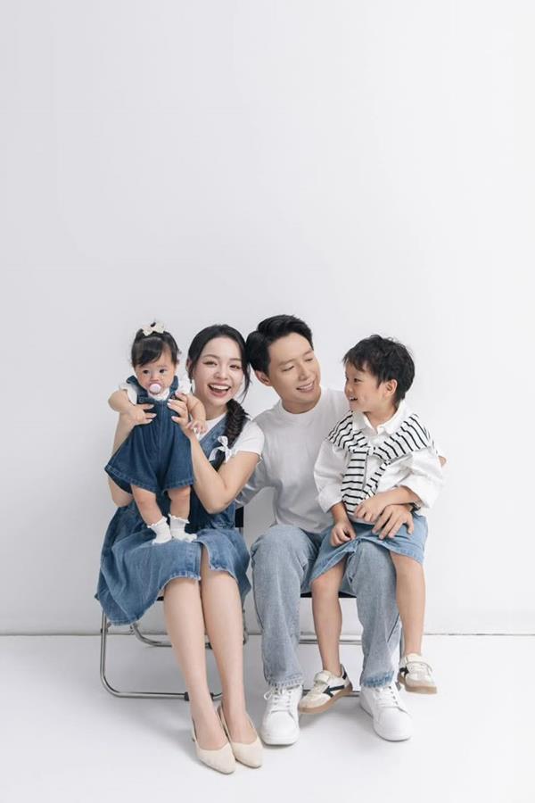 Ảnh gia đình 4 người cười tươi