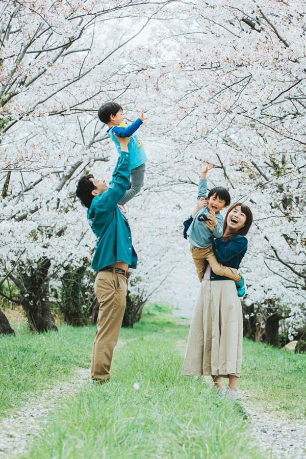 Hình ảnh gia đình hạnh phúc 4 người dưới hoa anh đào