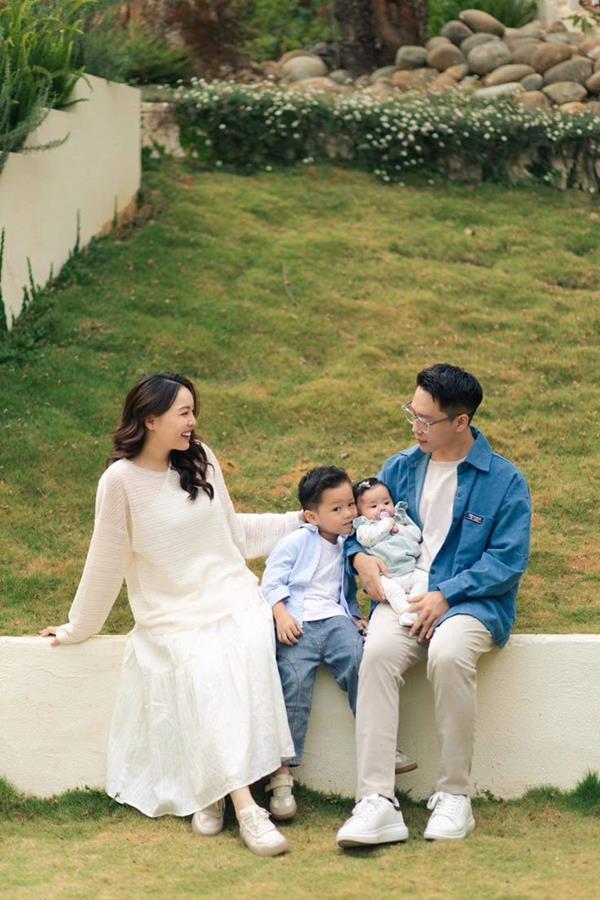 Hình gia đình 4 người hạnh phúc bên nhau
