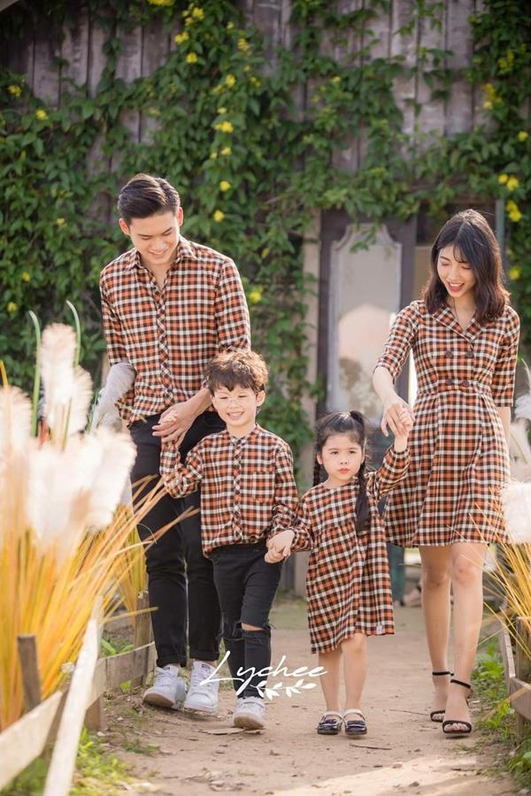 Mẫu ảnh gia đình 4 người mặc đồ giống nhau