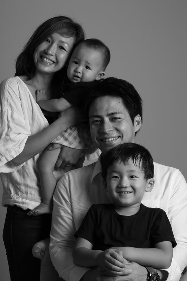 Hình đen trắng gia đình 4 người sum vầy