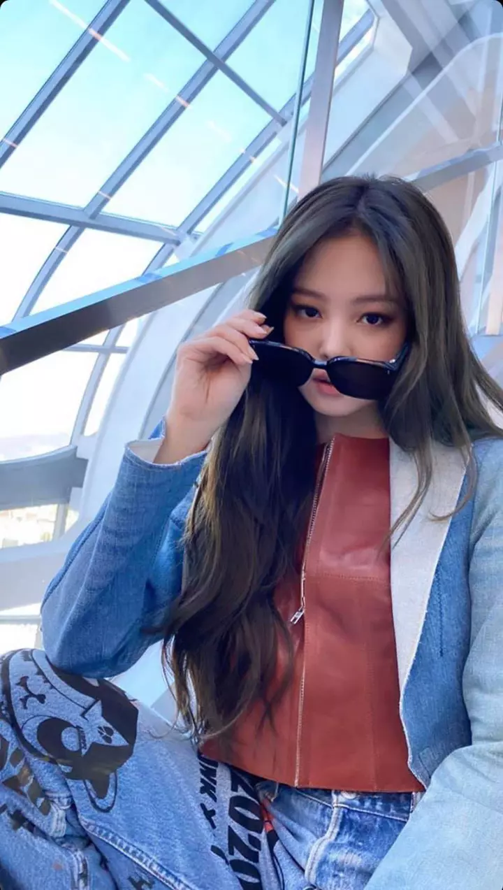 Ảnh của Jennie ngầu khi bước ra sân bay