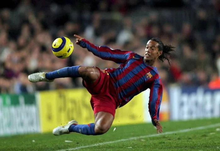 Khoảnh khắc hình Ronaldinho tung ra cú sút xa “sấm sét”.