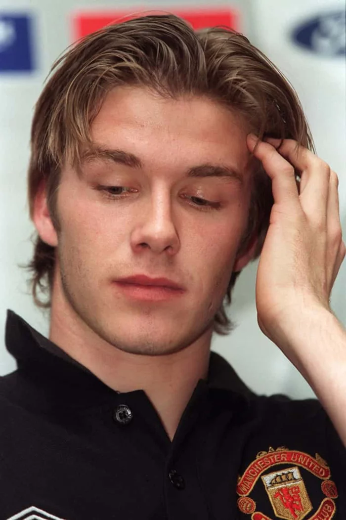 Hình ảnh Beckham thời trẻ với mái tóc dài lãng tử.