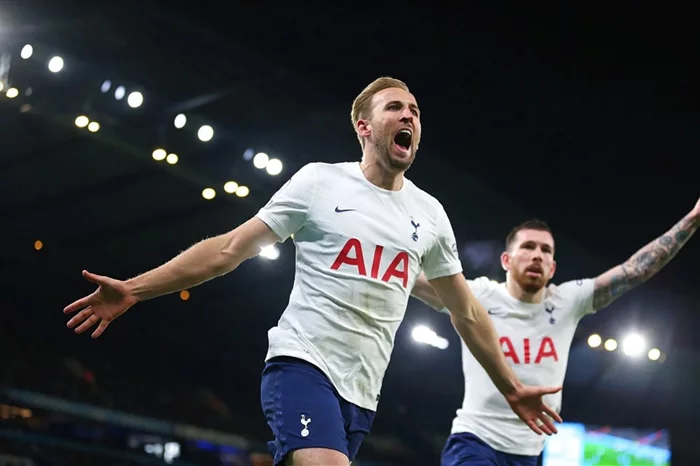 Hình ảnh Harry Kane ăn mừng bàn thắng cùng đồng đội.