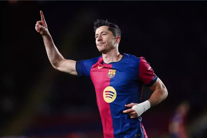 Hình ảnh Lewandowski ăn mừng trước hàng vạn khán giả Camp Nou