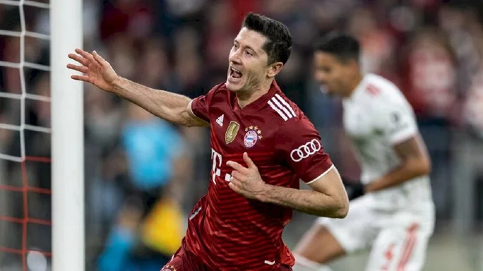 Hình ảnh Lewandowski ăn mừng cùng đồng đội.