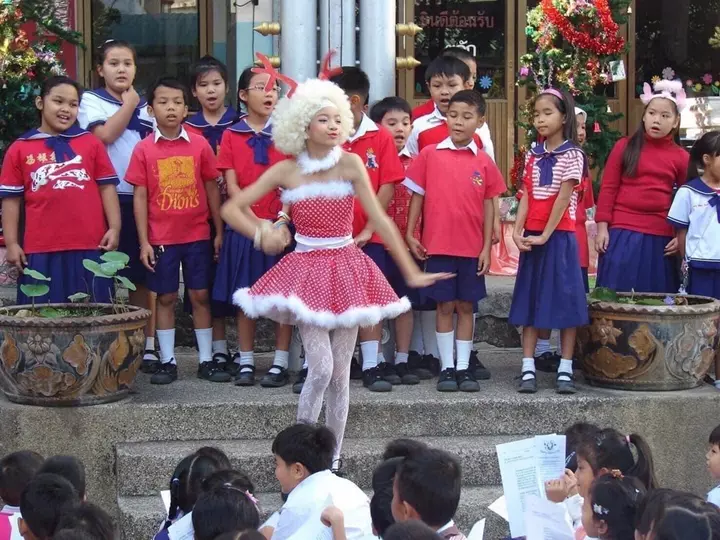 Lisa ngày xưa biểu diễn trên sân khấu trường học