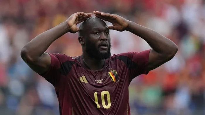 hình ảnh Lukaku ôm đầu