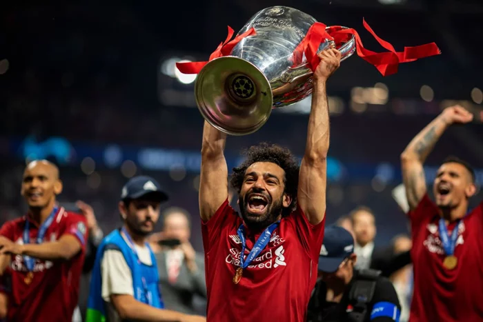 Hình ảnh Mohamed Salah cùng đồng đội nâng cao cúp Premier League