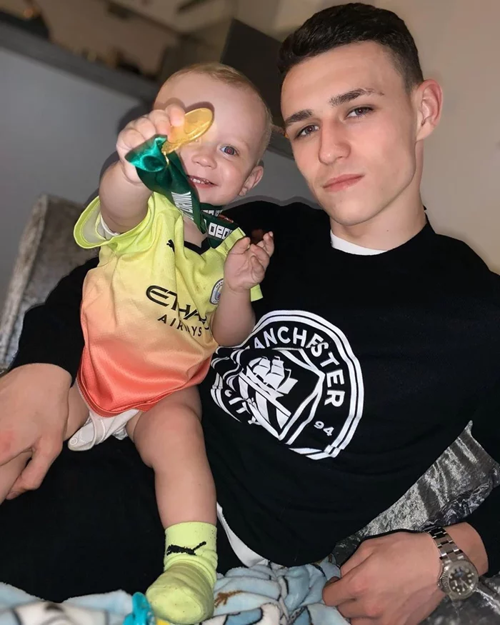 Hình ảnh Phil Foden ngoài đời thường giản dị.