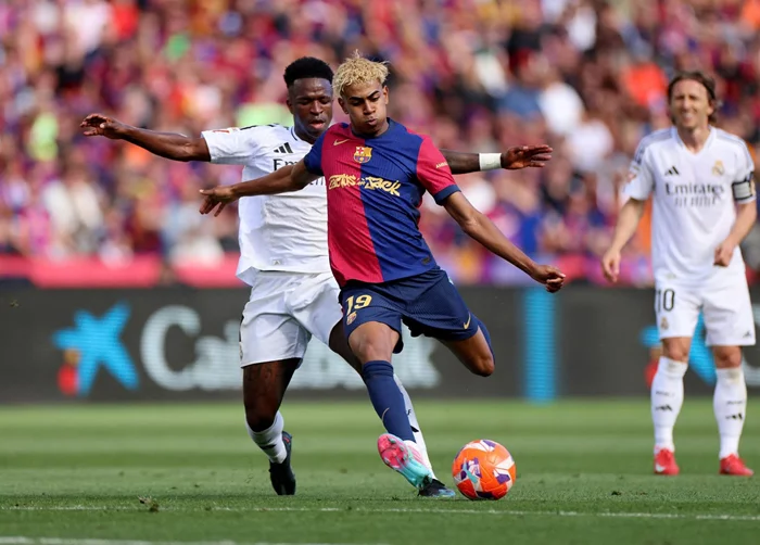 Hình ảnh Yamal rê bóng trong màu áo Barca