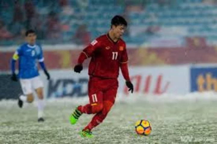 hình ảnh cầu thủ Duy Mạnh thi đấu