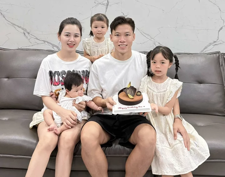 hình ảnh của Quế Ngọc Hải bên vợ con