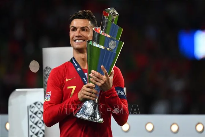 Ảnh Ronaldo nhận cúp – Giây phút được vinh danh