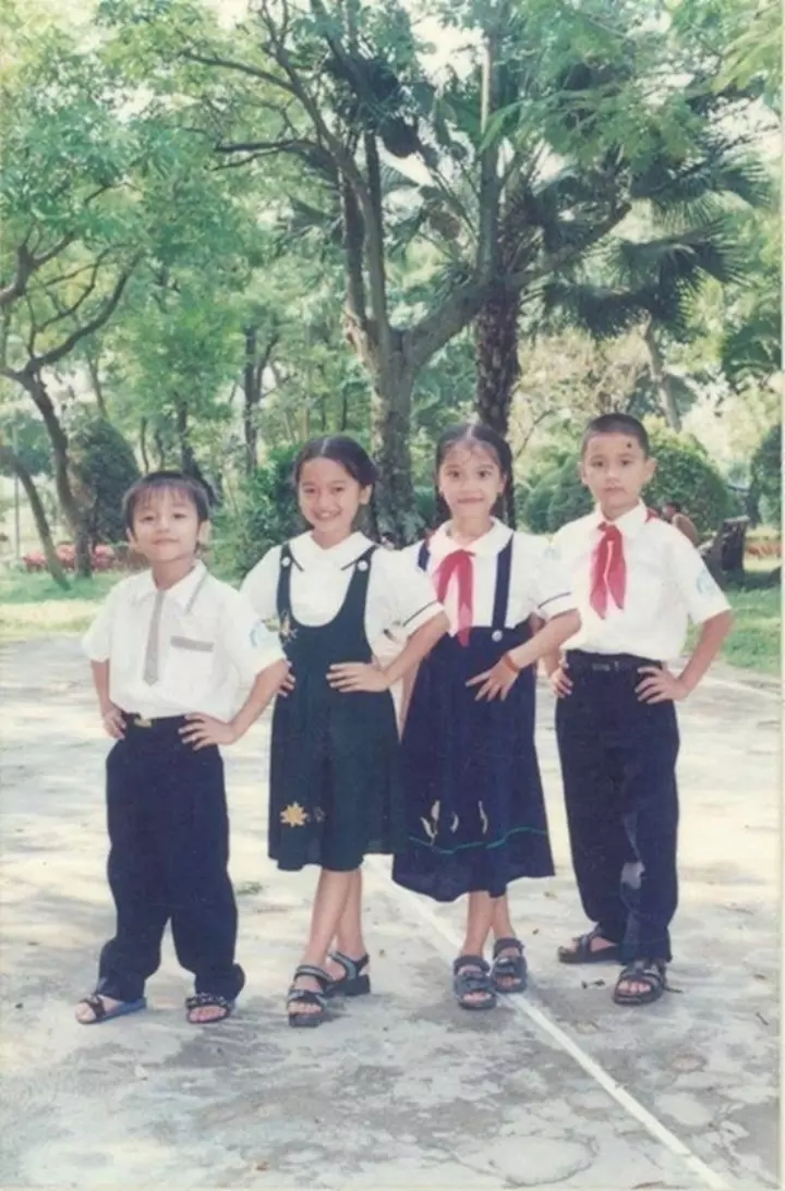 Hình ảnh Sơn Tùng mặc đồng phục học sinh, cười “tỏa nắng”