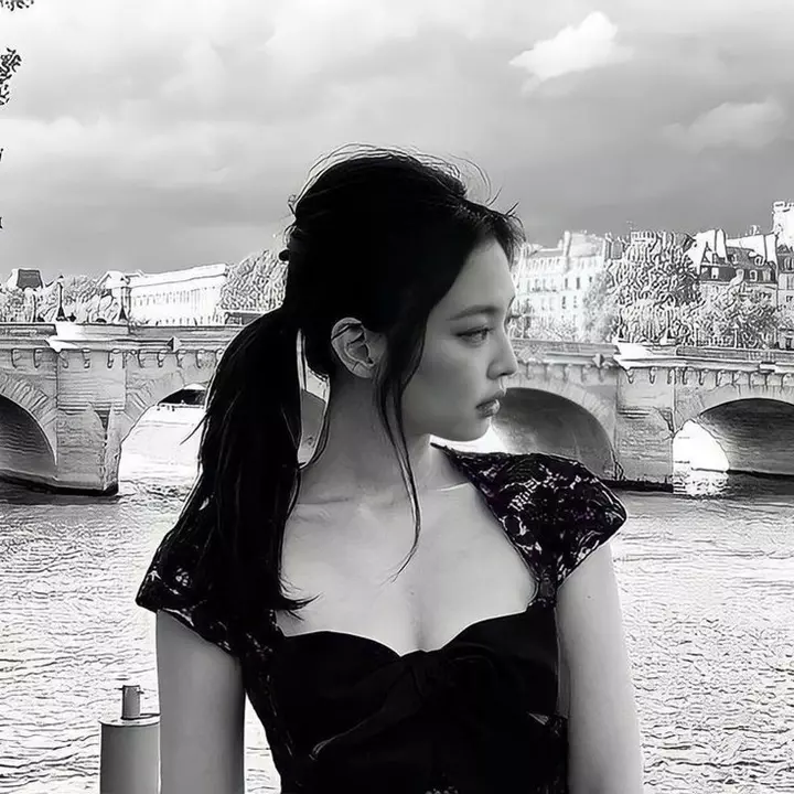 Khám Phá Bộ Ảnh Đen Trắng Jennie BlackPink Đẹp & Đậm Chất Cá Tính