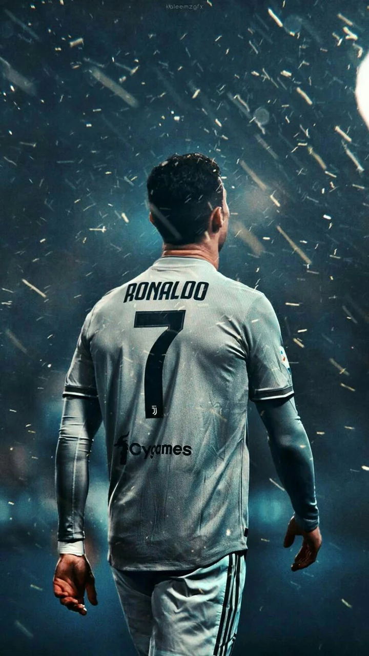Ảnh Ronaldo đẹp làm hình nền phù hợp với cả điện thoại và máy tính.