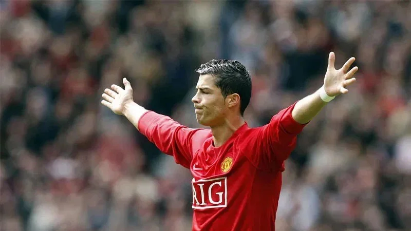 CR7 bước ra sân với ánh mắt sắc lạnh.
