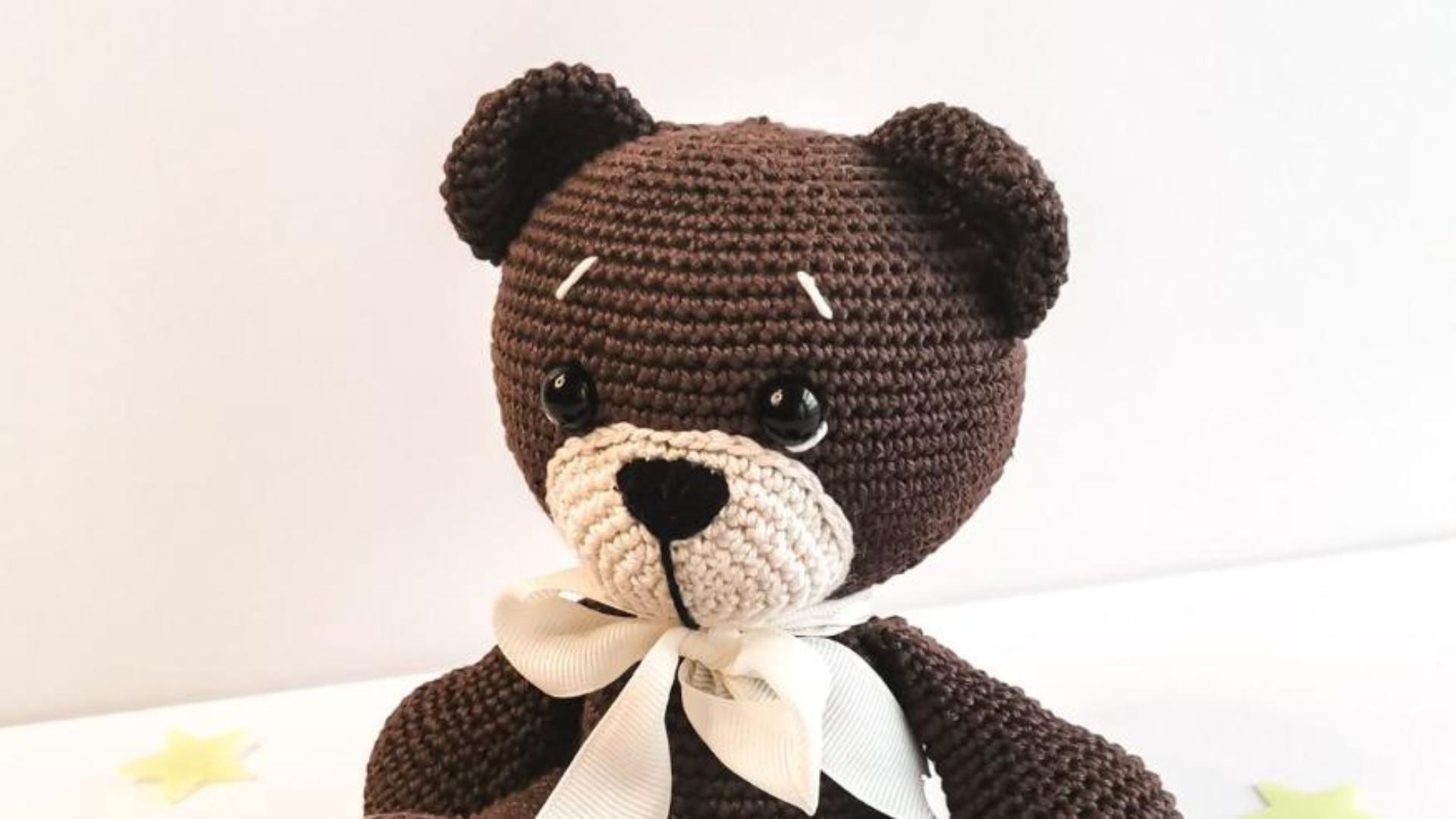Ảnh gấu brown móc len làm hình nền máy tính 