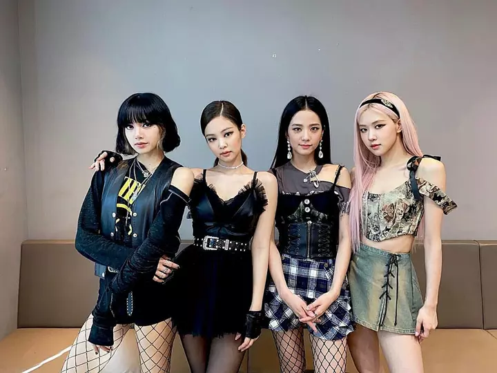 Hình nền nhóm BlackPink thể hiện sự đồng điệu và sang trọng của cả 4 cô gái.