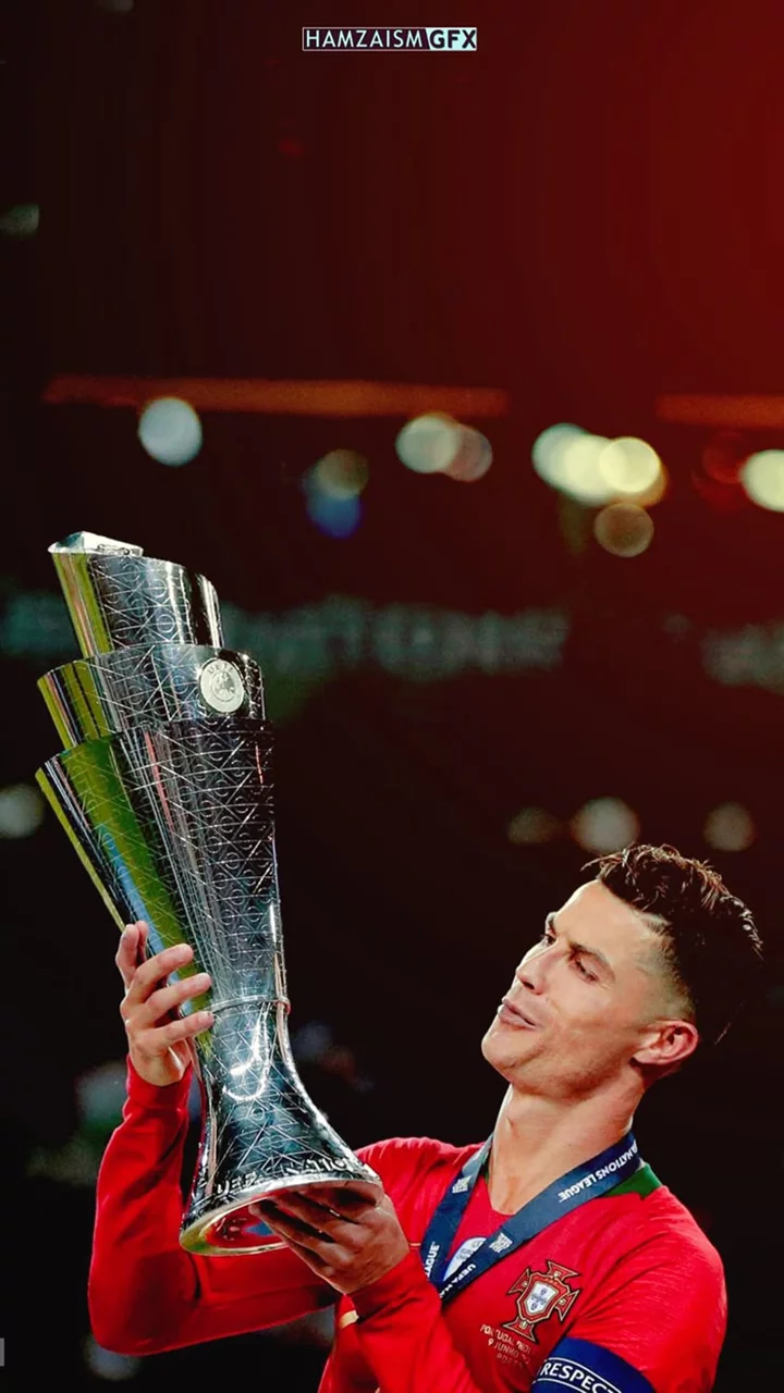 hình nền Ronaldo cầm cúp để đặt làm màn hình điện thoại
