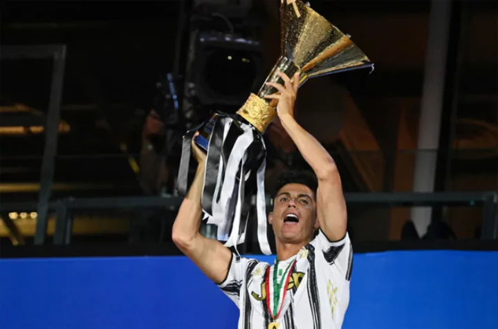 Hình nền Ronaldo Juventus đẹp khi nâng cao cúp Serie A.