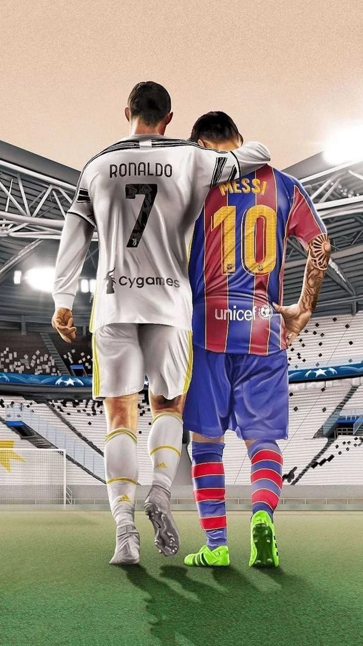 Hình nền Ronaldo và Messi trên sân cỏ: tái hiện lại khoảnh khắc đối đầu căng thẳng.
