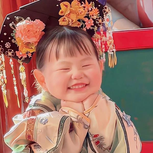 Ảnh bé cười tít mắt ngộ nghĩnh mặc cổ trang