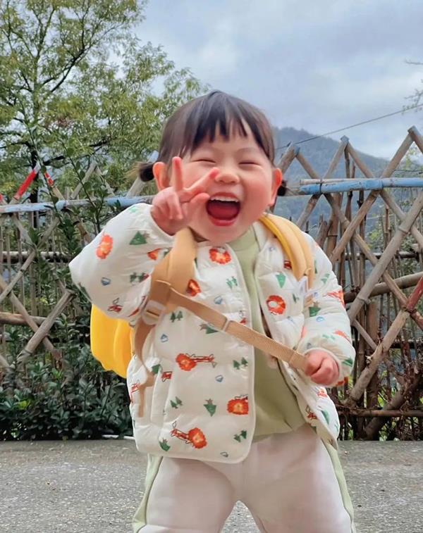 Ảnh ngộ nghĩnh bé cười siêu cute