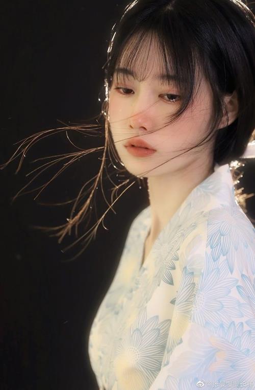 Hình nền cô gái buồn khóc cho điện thoại
