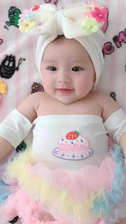 Ảnh nền em bé gái sơ sinh đôi mắt to tròn