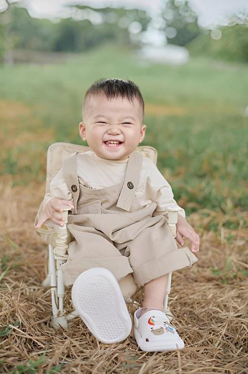Hình nền sơ sinh bé trai cười tít mắt