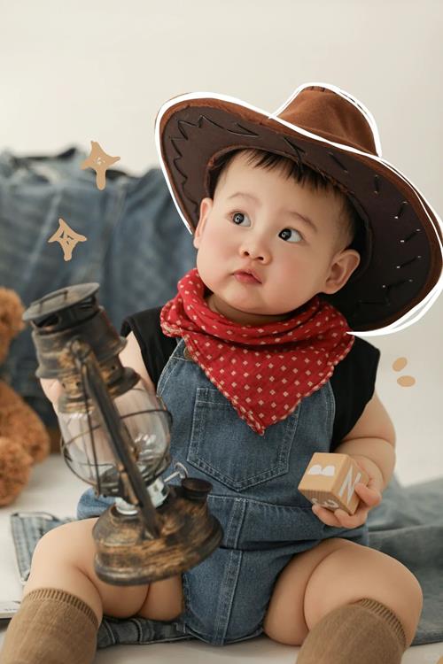Hình nền bé trai sơ sinh mặc đồ cao bồi