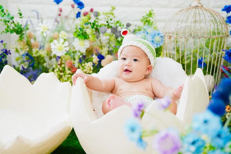 Hình nền em bé sơ sinh cho máy tính